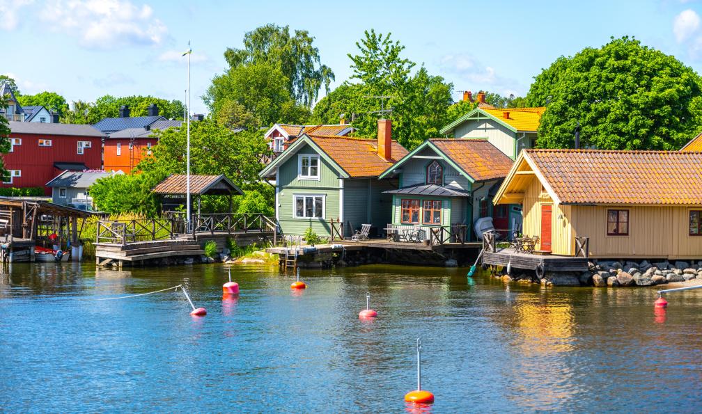 pyty - Adobe Stock - Petit port avec des maisons en bois pittoresques typiques scandinaves, Île de Vaxholm, archipel de Stockholm, Suède - Les secrets de Stockholm et de son archipel - 5