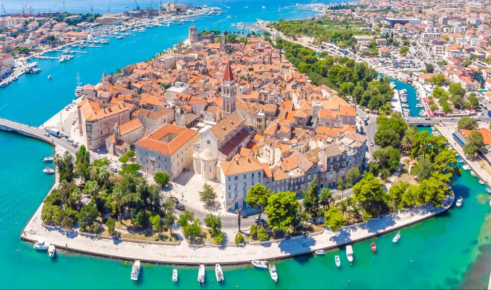 Fedorenko - Alexey  - Adobe stock - Vue aérienne de la vieille ville de Trogir, Croatie - Parcs nationaux et îles de Dalmatie  - 2