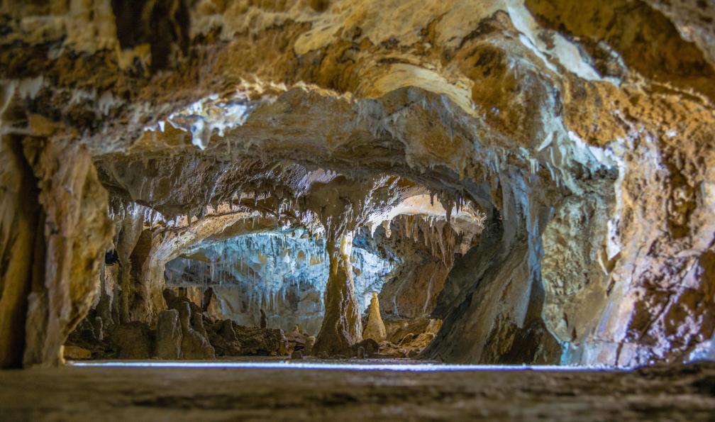 Photo Feats - stock.adobe.com - Grotte de Chauranche, France - Crêtes et sommets du Vercors - 9