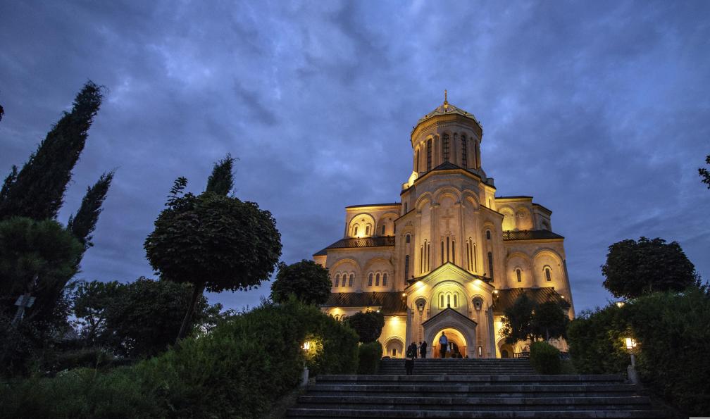Meraji - Mostafa - Adobe stock - Eglise de Tbilissi illuminées de nuit, Gerogie - Géants de glace de Svanétie - 11