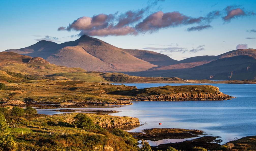mountaintreks - Adobe Stock - Montagne et mer à Ben More, Île de Mull, Ecosse - Road trip dans les Highlands et sur la NC500 - 1