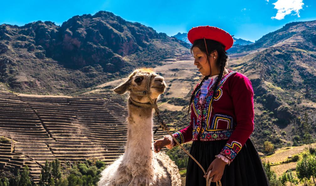 Filipe Frazao  -  shutterstock -  Femme péruvienne dans la vallée sacrée des incas, Pérou - Trek dans la vallée Sacrée et lac Titicaca - 6