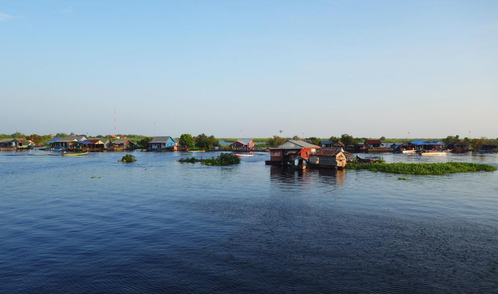 Claire Spaïni -  Village flottant sur le lac Tonlé Sap, Cambodge.  - Des temples d'Angkor aux eaux du Mékong - 5