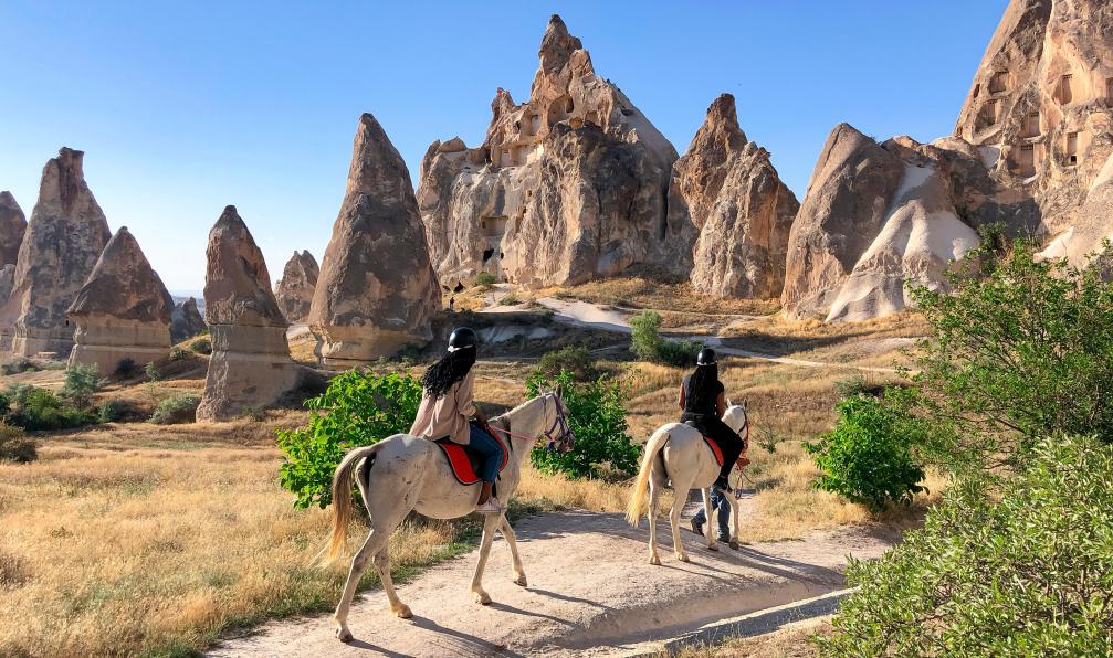 emerald_media - Adobe stock - Cavaliers dans les reliefs des cheminées de fées e, Cappadoce,  dont le nom signifiait autrefois « pays des beaux chevaux », Turquie - L'odyssée des petits sultans - 1