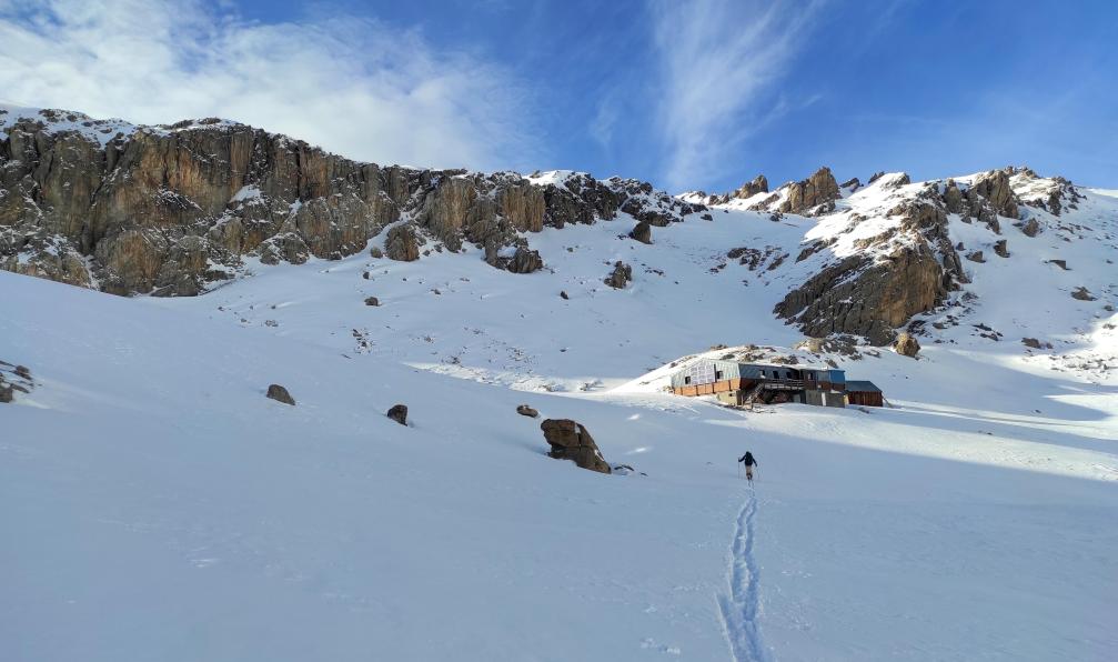 Delcour - Anna - Randonneur à ski arrivant au refuge du Chambeyron, Ubaye, Alpes, France - Cabane d'altitude avec Paul Bonhomme - 7