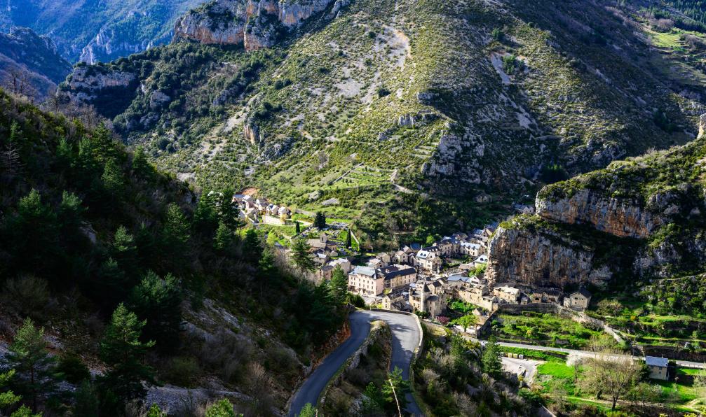 Paul - Adobe Stock - Vue sur le village pittoresque de La Malène dans les Gorges du Tarn en Lozère, entouré de falaises calcaires et d'arbres, France  - Rando-Canoë dans les gorges du Tarn - 3