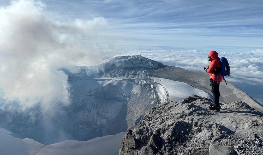 Aventure & Prestige Ecuador - Alpiniste au sommet volcan Cotopaxi qui regarde son cratère, Équateur - Ascension des géants d'Équateur (15 J) - 9