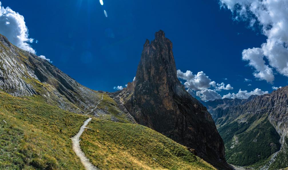 Alessandrogiam - Adobe stock - La Rocca Provenzale, le monolite de quartz de l'Alpi Cozie qui domine la vallée du Val Maira, Piémont, Italie - Découverte du Val Maira - 1