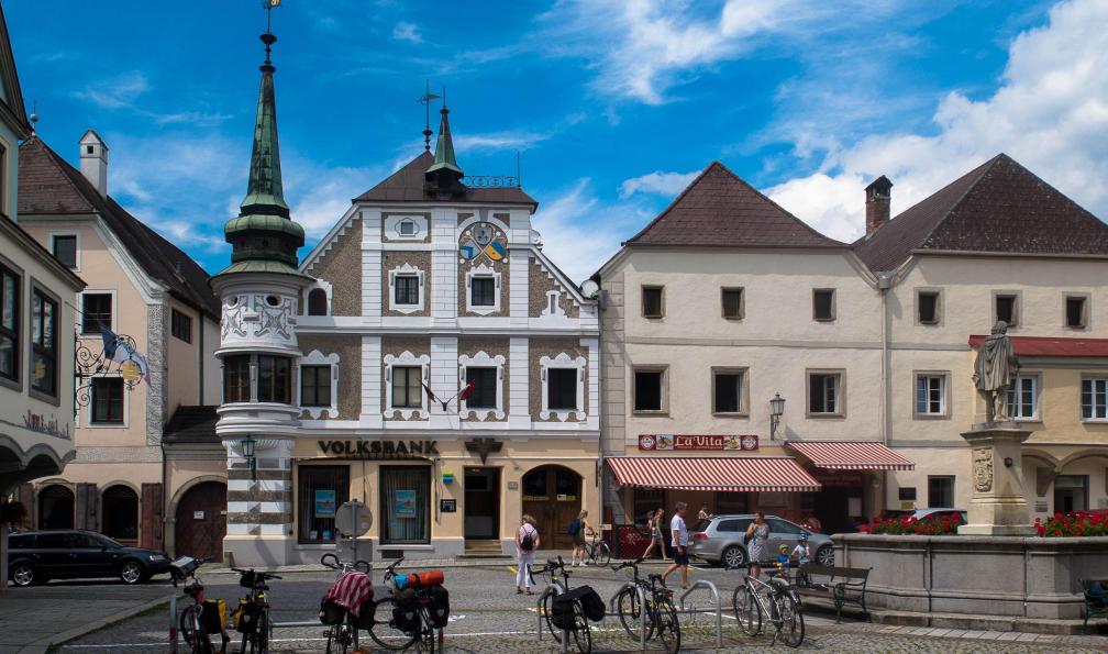 Vélos sur la place de Grein, Danube, Autriche. - Le long du Danube à vélo, en hôtels de charme - 5
