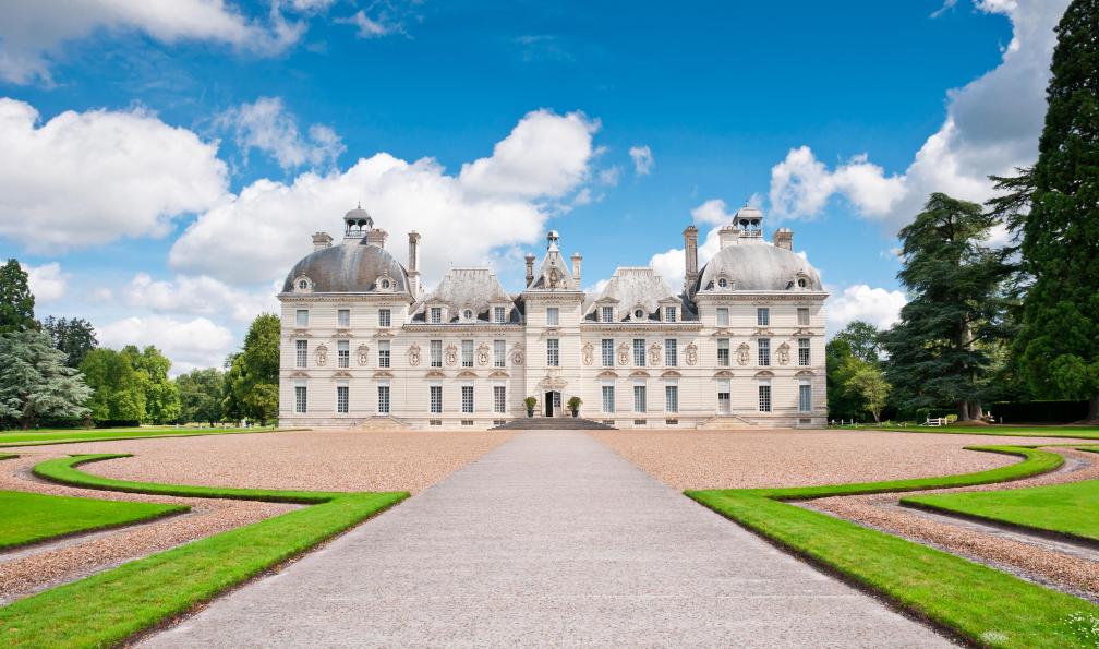 Shutterstock -  Chateau de Cheverny , Loire, France.  - Escapade à vélo électrique - Châteaux de la Loire  - 5
