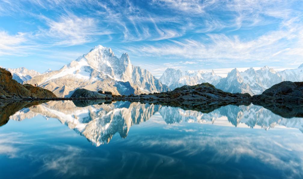 Smitt -  iStock-1180985489 -  Journée ensoleillée sur le lac du Lac Blanc, massif du Mont-Blanc, Alpes françaises  - Le grand tour du Mont-Blanc - 1