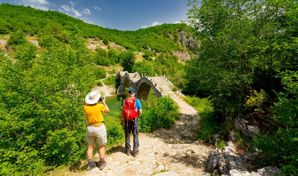 Ttinu - stock.adobe.com - Randonneurs devant un pont en pierre, Plakidas Zagorohoria, Grèce - Sentiers mythiques : Métèores, Olympe et Pélion - 4