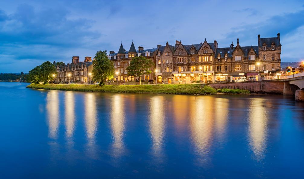 benedek -  Istock -  La rivière Ness et le secteur riverain du centre-ville Inverness, Écosse - Ecosse sauvage : des Highlands à l'île de Skye - 9
