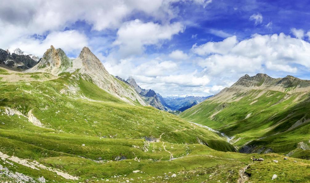 Delpixart -  istock -  Vue depuis le col de seigne, Italie - Le tour du Mont Blanc avec un âne (1/2) - 5