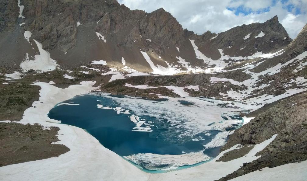 Wadbled -  Coralie -  Lac des 9 couleurs, haute Ubaye, Alpes - Lacs et sommets des Alpes du Sud avec son chien - 9