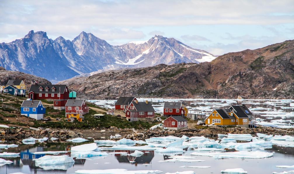 Villages au bord d'un fjord, entouré de montagnes, Groenland Est. - Trek en terre Inuit - 3