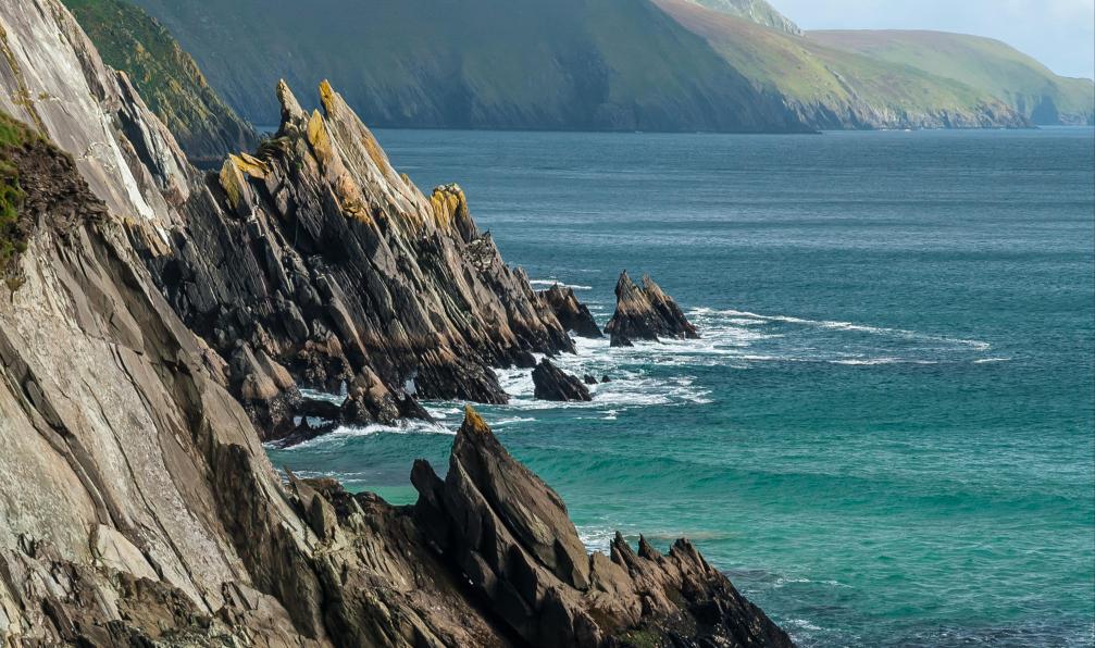 mourad - habechi - Adobe Stock - Vue depuis la promenade maritime jusquà la jetée Dunquin sur la pointe de la péninsule de Dingle, donnant sur locéan Atlantique et les îles Blasket - Kerry, Irlande - Monts sacrés du Kerry - 10