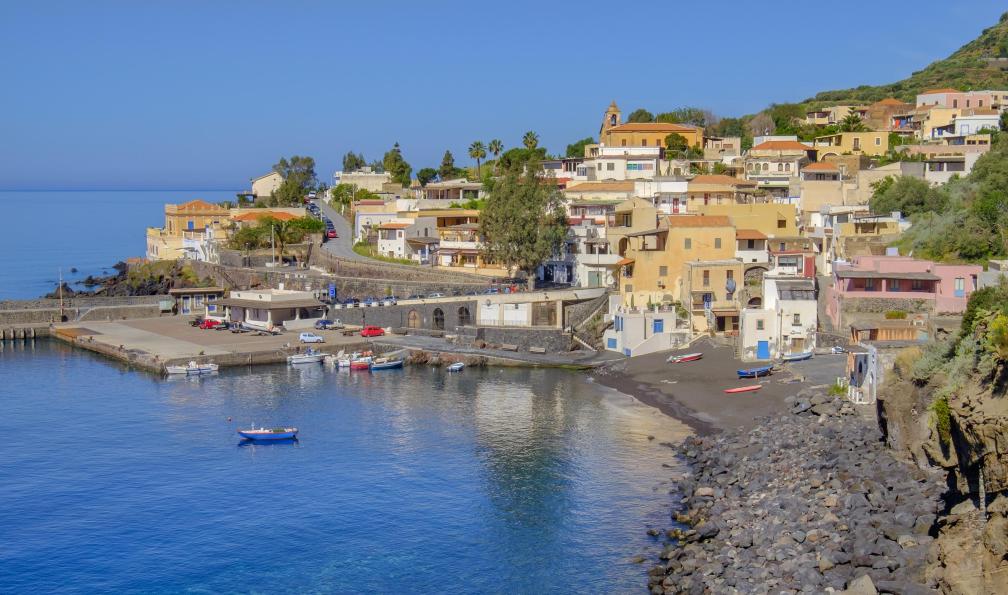 oriredmouse -  Istock -  Village de Rinella à Salina, la deuxième plus grande île de l’archipel des îles éoliennesItalie -  Volcaniques Eoliennes et Etna - 7