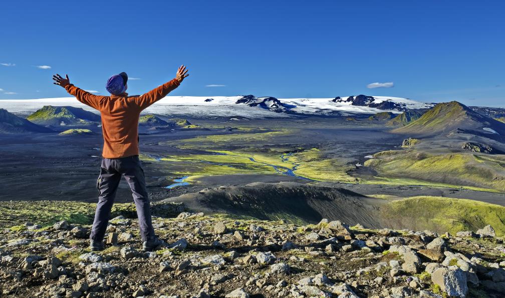 Andreas P - Adobe Stock - Randonneur sur les sentiers du Laugavegur, face au glacier, Islande - Itinérance du volcan Hekla à l'océan - 3