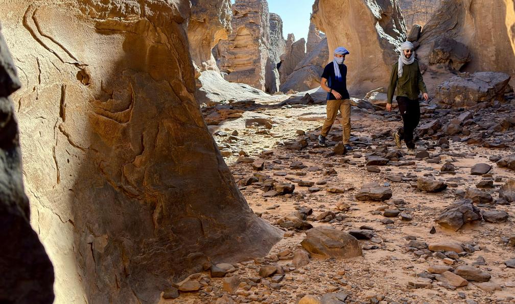 Bréan - Alexandre - Randonneurs dans les formations rocheuses du plateau des Ajjers, Algérie - Au coeur du Sahara préhistorique - 1