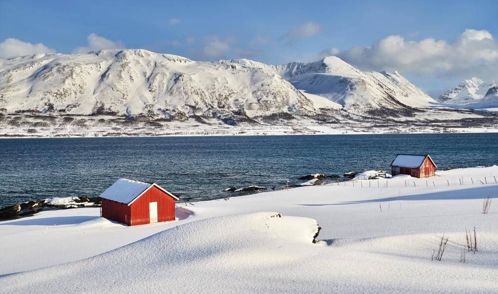 Michal - Adobe stock - Maisons rouges et montagnes enneigées, Alpes de Lyngen, Norvège - Découverte boréale des Alpes de Lyngen à Senja - 6