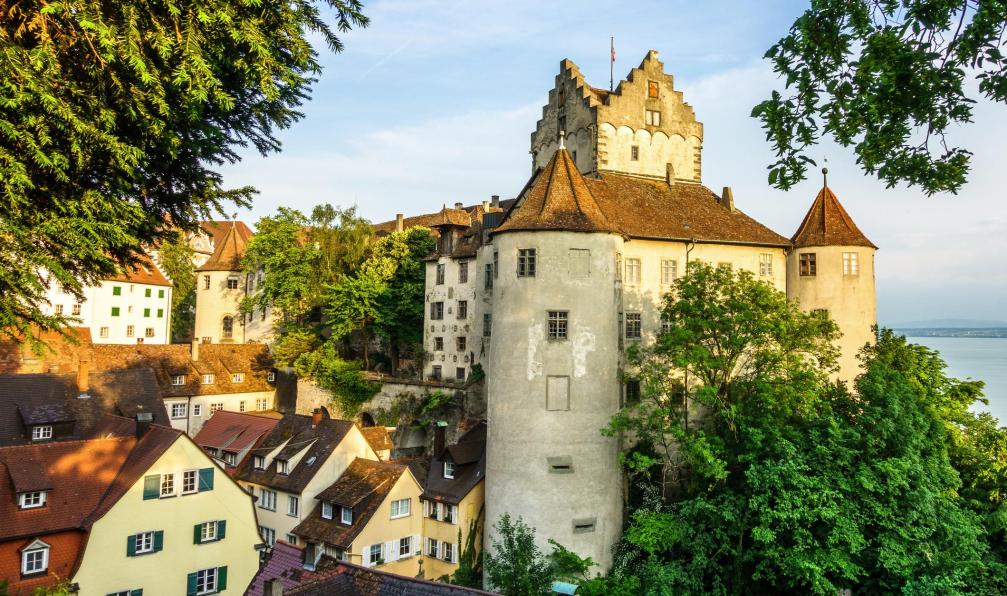 FooTToo -  istock -  Vieille ville de Meersburg au bord du lac de Constance, Allemagne - À vélo autour du lac de Constance à votre rythme - 5