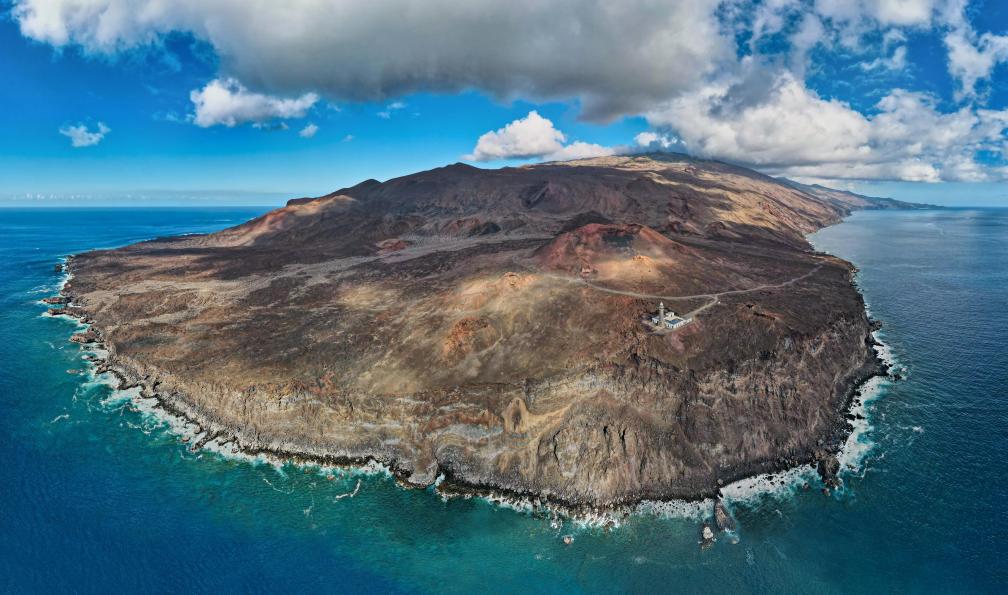 Damke - Henner - stock.adobe.com - Vue panoramique aérienne de la côte sud-ouest dEl Hierro près du phare de Faro de Orchilla, Canaries, Espagne - El Hierro, île préservée - 2