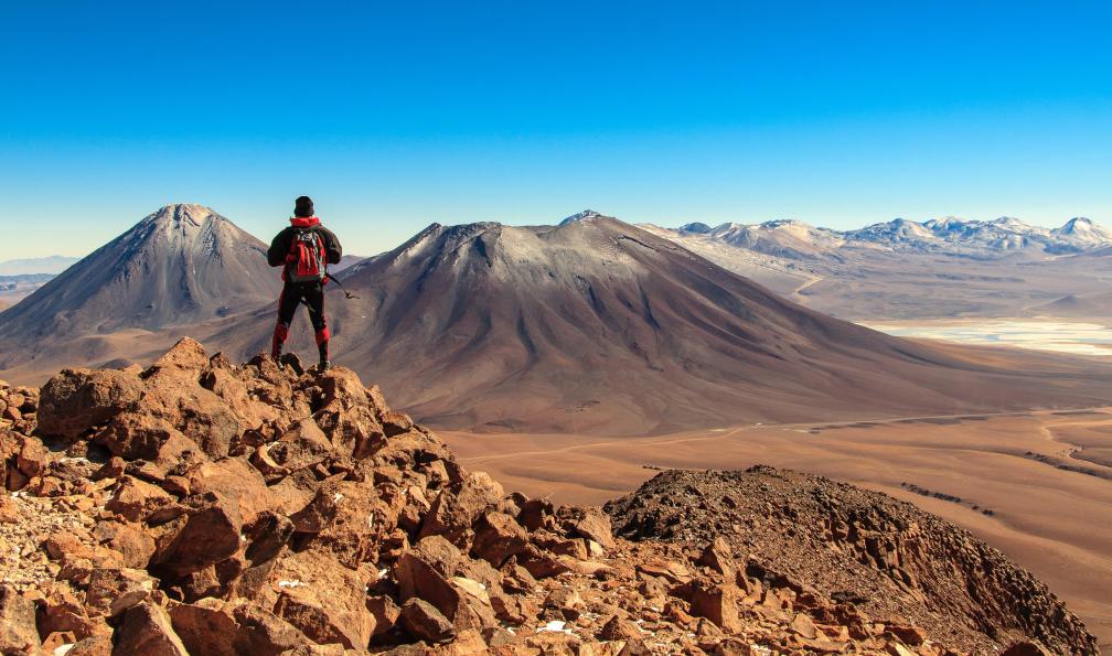 Fertatay - Adobe stock - Randonneur au Toco regardant le volcan Licancabur, Chili - Désert d'Atacama, salar d'Uyuni et île de Pâques - 4