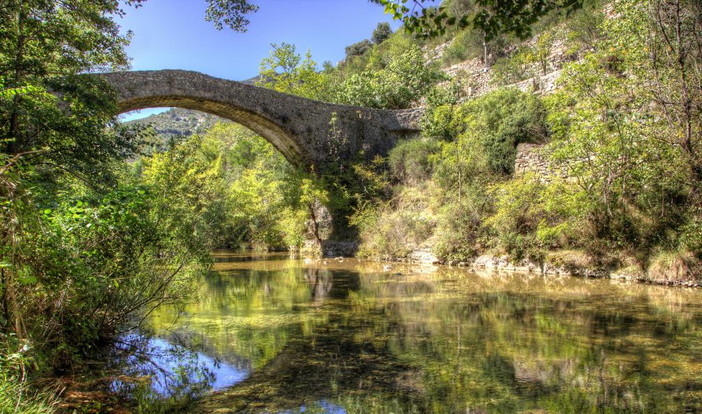 Jacques84250 -  Istock -  Pont en pierre à Navacelles;France - Des gorges du Tarn aux Cévennes - 3