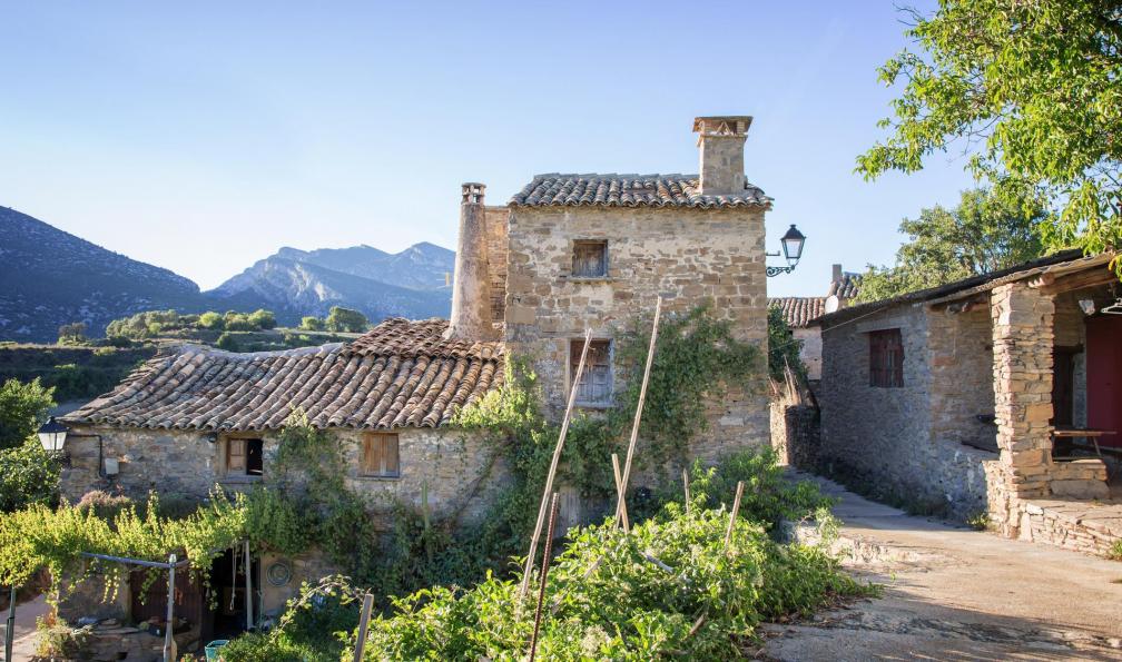 Delpixart -  istock -  Village de Las Almunias à Sierra de Gura, Aragon, Espagne - La Sierra de Guara - 5