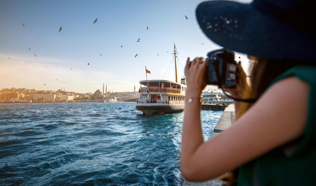 rh2010 - Adobe stock - Femme sur le Bosphore, Istanbul, Turquie - Charmes de Cappadoce et d'Istanbul - 6