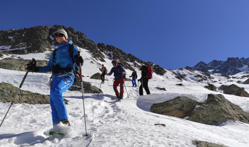 Hauer - Florian - Randonneurs en raquettes sur la crête de l'Alpe du Lauzet, Ecrins, Alpes, France - Cols et sommets des Écrins à raquettes - 6