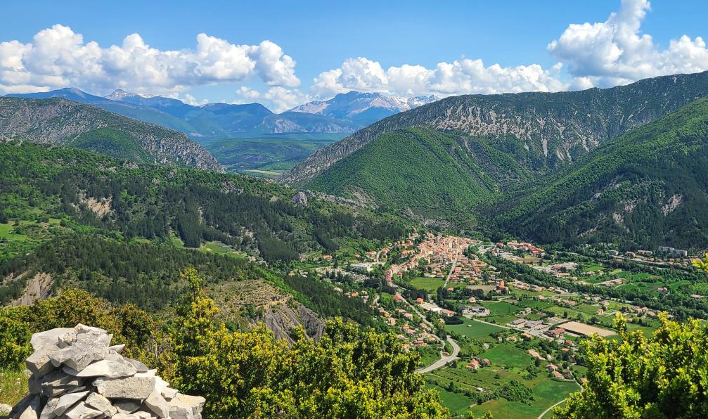 Pellequier - Lucie - Vue sur le village de Serres en Provence, France. - Escapade en Baronnies Provençales - 11