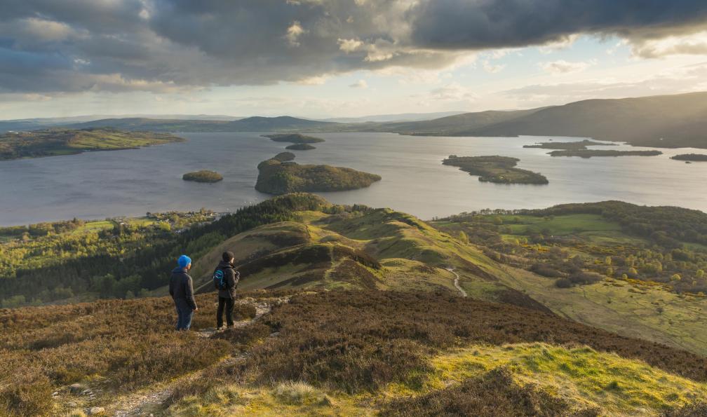 VisitScotland - Kenny Lam - Randonneurs à Conic hill, Ecosse, Royaume-Uni - Ecosse mythique : West Highland Way & île de Skye - 10
