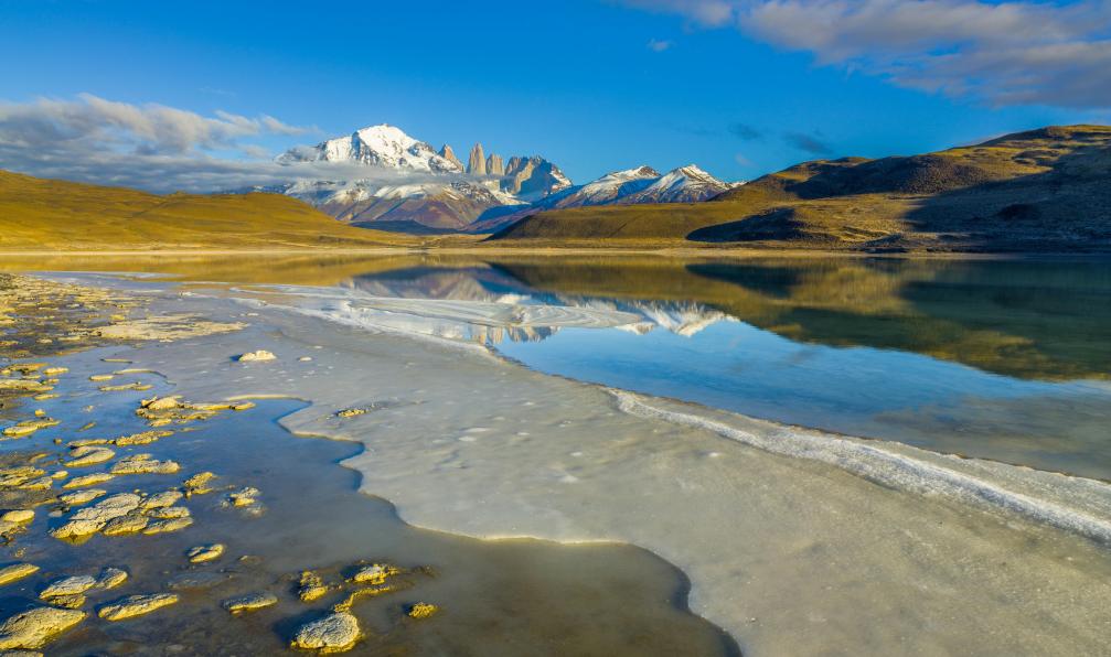 Stenger - Chris - Unsplash - Reflet des Torres del Paine dans la Laguna Amarga, parc national Torres del Paine, Puerto Natales, Patagonie, Chili - Immersion en Patagonie et Terre de Feu - 11