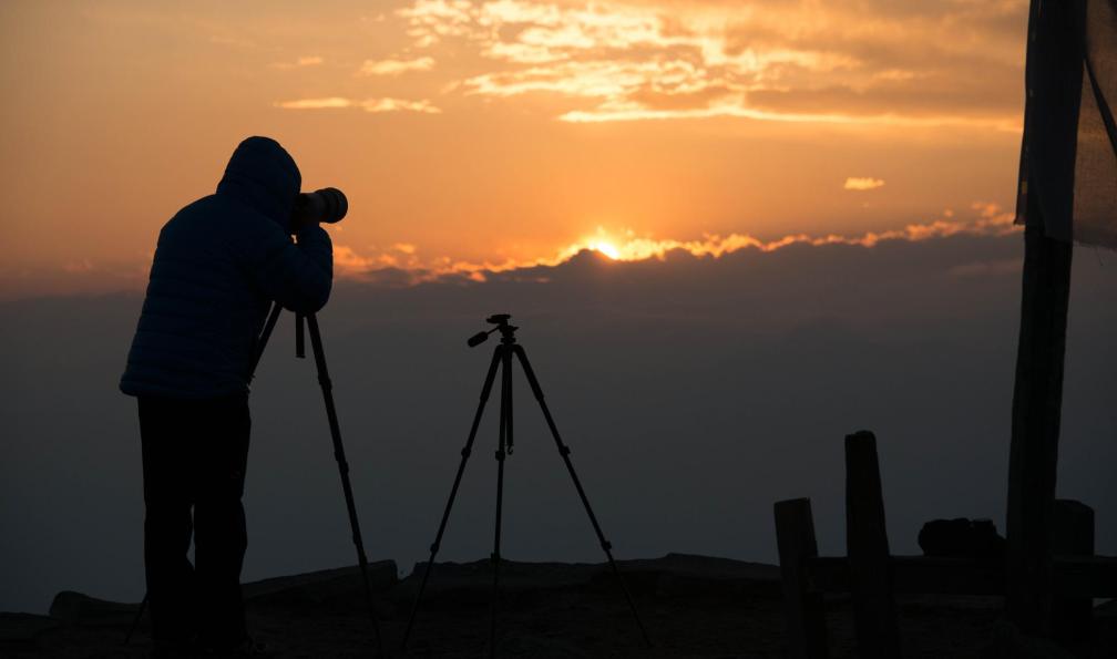 Colonel - Mario - Photographe prenant des photos du coucher de soleil, Himalaya - Voyage photo avec Mario Colonel: le Bhoutan  - 1