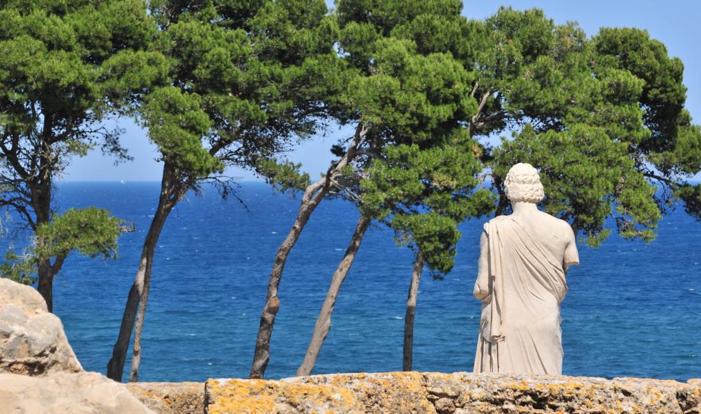 Ungor - Adobe stock - Une stature des vestiges greco-romains d'Empuries face à la mer, Catalogne - La catalogne à vélo : de Gérone à Figueres - 3