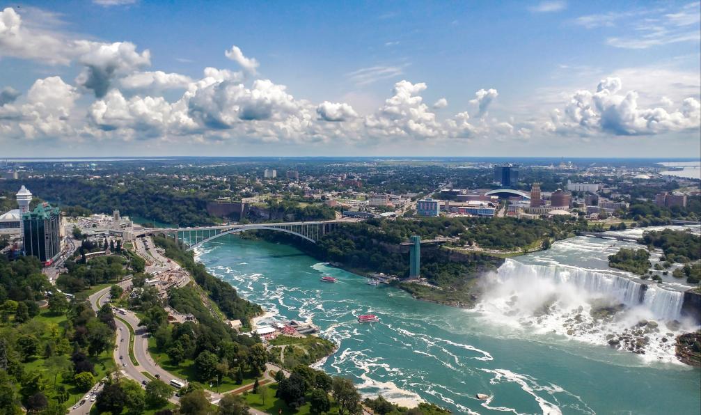 Pomar - Toni - Unsplash - Vue du ciel sur les magistrales chutes du Niagara et ses alentours au Canada. - Des chutes du Niagara au Quebec - 3