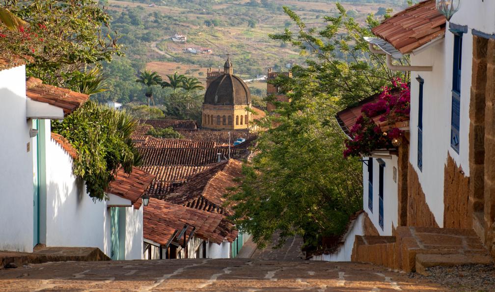 Jony - Adobe stock - Vue sur les rues pavée et le clocher de Barichara Santander, Colombie - Périple colombien - 10