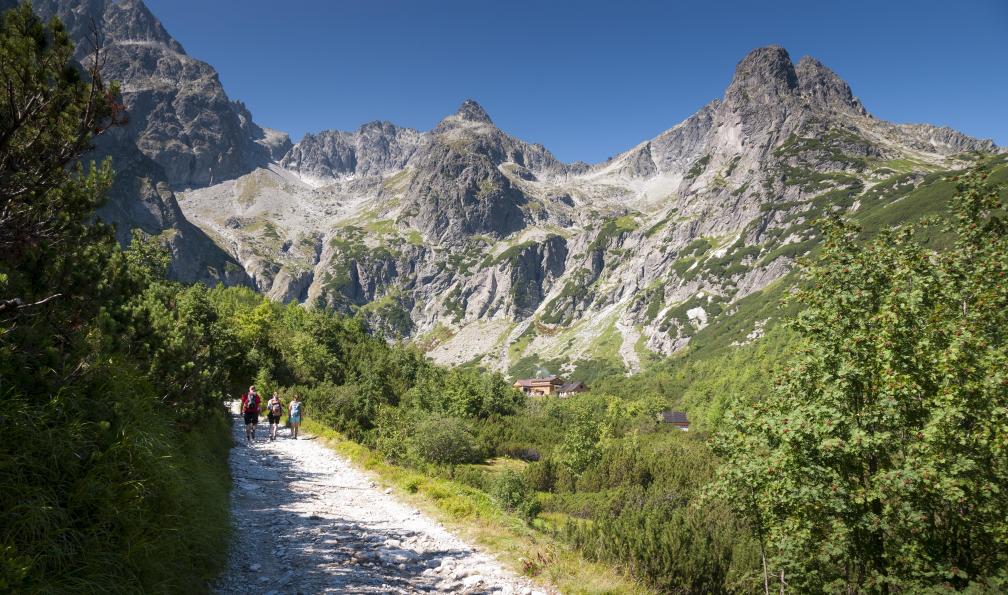 mahroch -  Istock -  Marcheurs s'approchant du refuge à Zelené pleso, Lac Vert;Slovaquie - Prague, Cracovie et les Carpates - 5