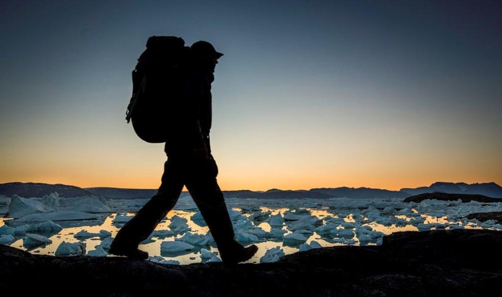 Arctic Hiking -  Homme marchant le long d'iceberg;Groenland - Sermilik, trek au royaume des icebergs - 1