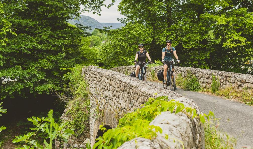 Schröter - Anne - Deux cyclistes sur un pont, Cévennes, France - Week-end vélo électrique dans les Cévennes - 1