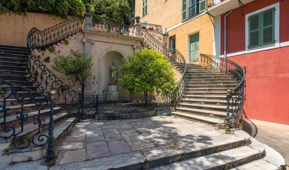 e55evu - Adobe stock - Escalier dans la citadelle de Bastia, Corse
 - Du Cap Corse au désert des Agriates - 6