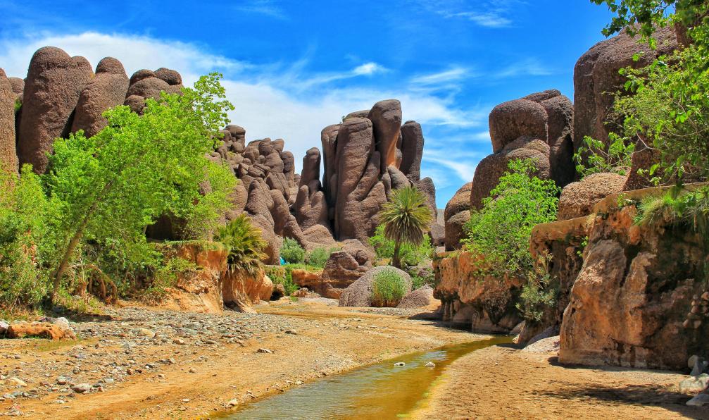 Kharbach  -  Naoufal -  Shutterstock -  Formation volcanique dans les gorges de Tislit à Taliouine dans les montangnes du Sirwa,Siroua;Maroc - Les grands espaces du Sud - 8