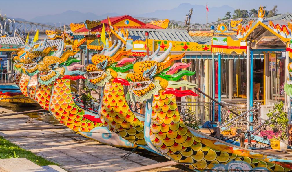 Gargolas -  istock -  Bateaux en forme de dragon à Hué, Vietnam - Ma famille au pays du Dragon - 7
