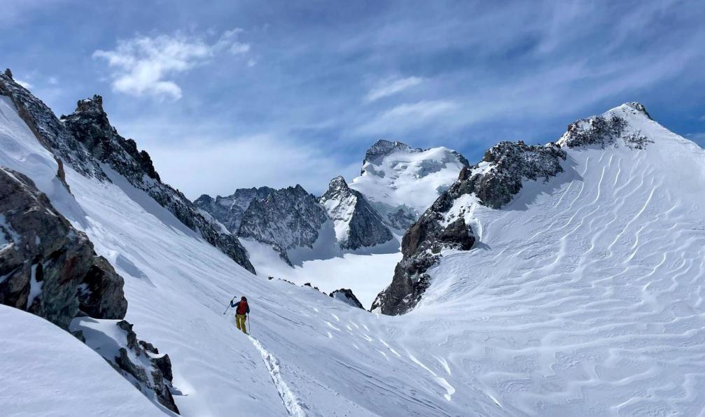 Hauer - Florian - Skieur en direction du col Emile pic avec vue sur la barre des Ecrins, Alpes, France - La haute route des Ecrins à ski - 7