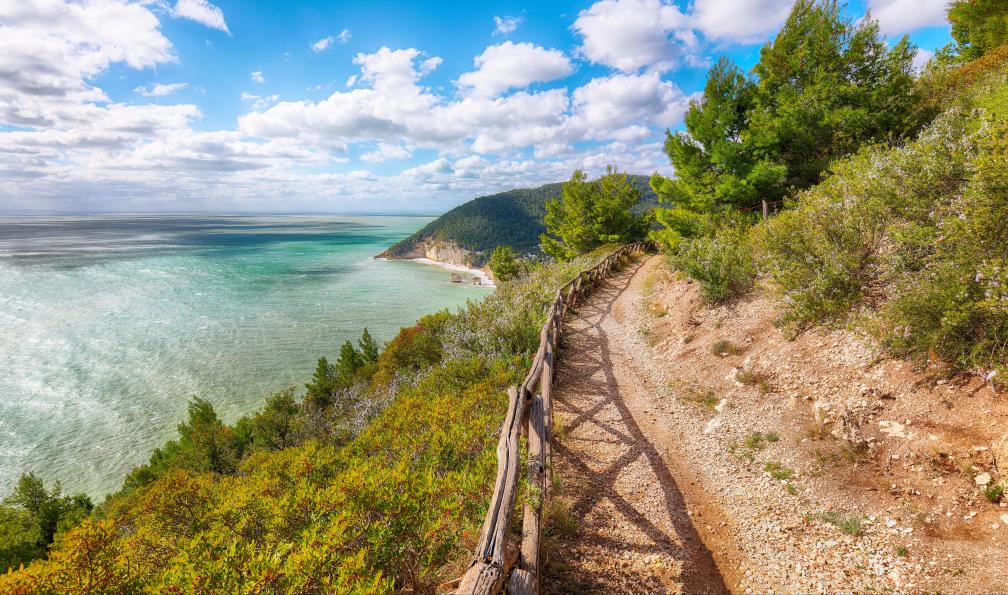 pilat666 - stock.adobe.com - Sentier qui mène à la baie delle Zagare, le long de la mer adriatique, Pouilles, Italie - Les Pouilles du nord au sud - 6