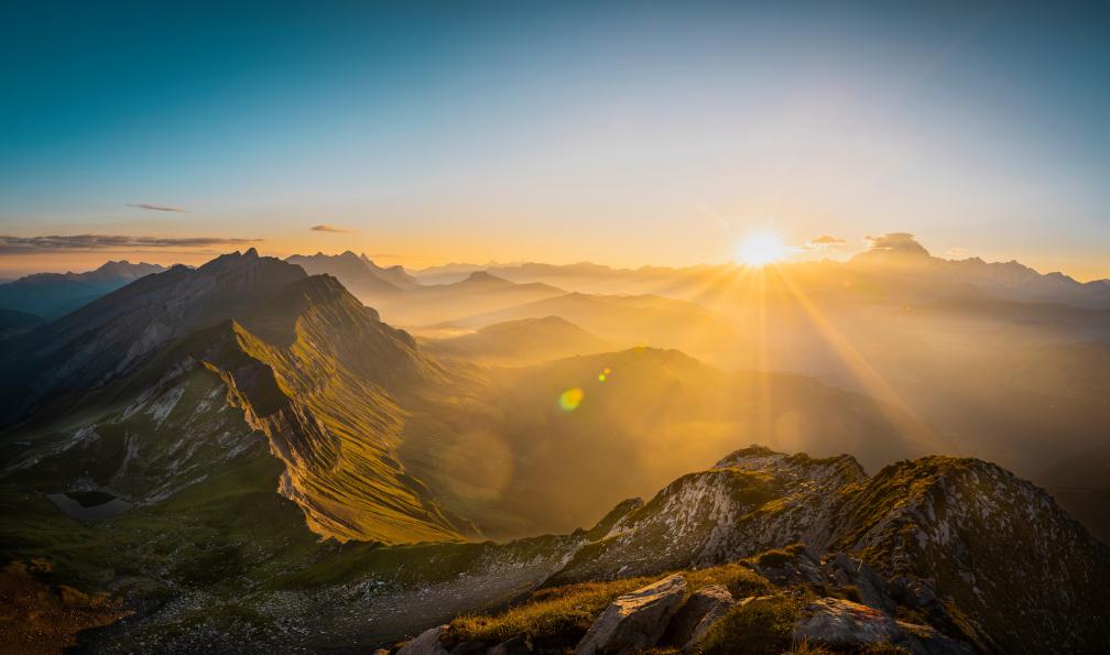 DaicaPhotoAravais - Adobe stock - Vue sur le Mont-Blanc du Mont Charvin au coucher du soleil, Aravis, Alpes, France - Randonnées aériennes dans les Aravis - 2
