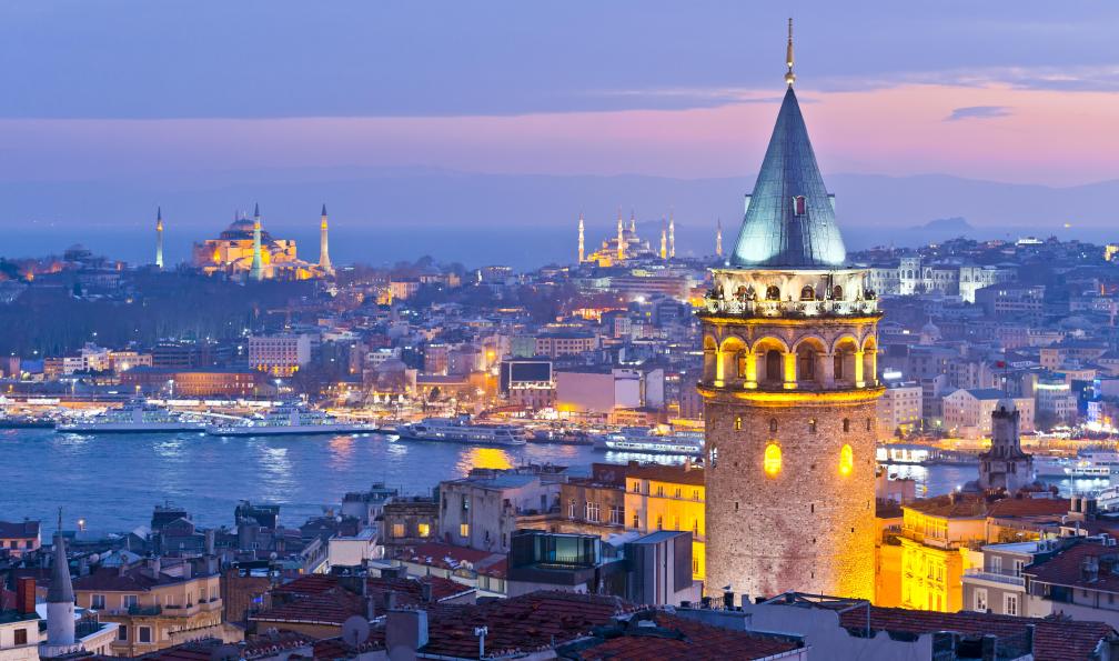 ugurhan -  Istock -  Tour de Galata au crépuscule, ville d'Istanbul;Turquie - Cappadoce, Lycie, Istanbul : essence de l'Anatolie - 11
