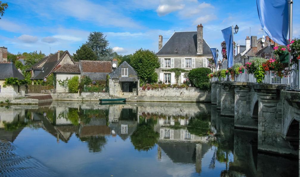 ALEXEY -  IZOTOV -  Istock -  Pittoresques maisons anciennes à Azay-le-Rideau, sur le canal dans la Loire, France - La Loire à vélo : de Saumur à Chinon  - 4